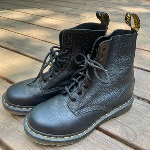 Dr. Martens Black 1460 Pascal Virginia Leather Lace Up